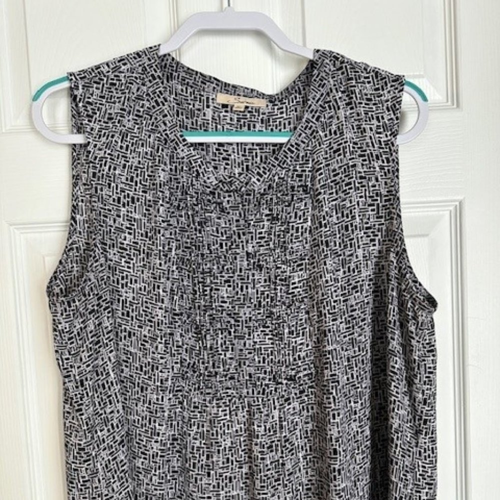Serein Sleeveless Black & White Abstract Print V-neck Two Button Blouse